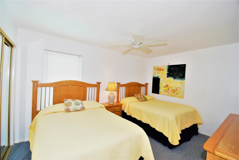 Room 3, Seville Unit #201 3 Bedroom Condo by RedAwning, Cameron