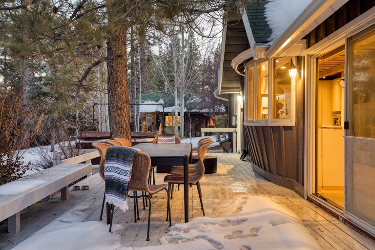 Outdoor dining 5, Lakeview Big Bear Cabin With Hot Tub, Deck, Fire Pit & Game Room, San Bernardino