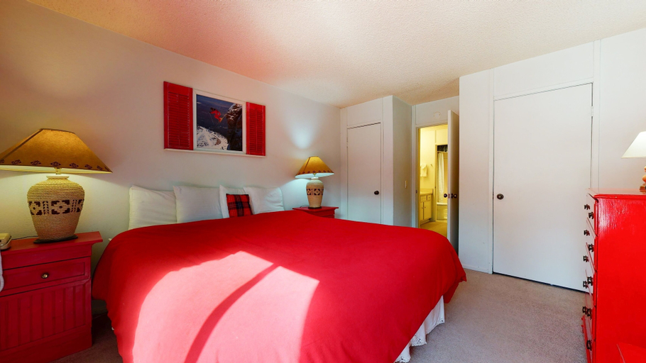 Room 2, Summit 234 Pet-Friendly, Quaint, Walk to Eagle Lodge by RedAwning, Mono