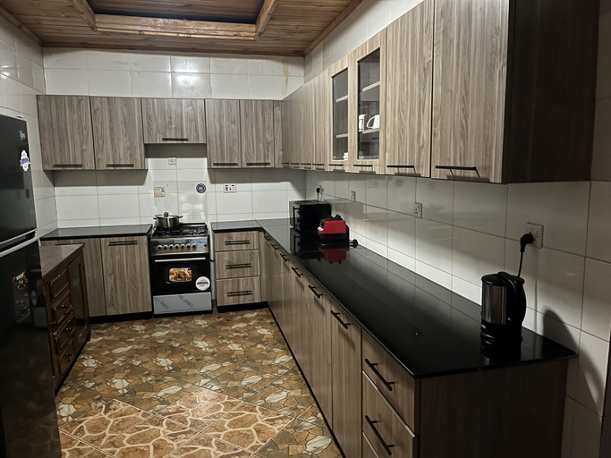 Private kitchen, House - Sleeps 8 - Parking - Garden, Kicukiro