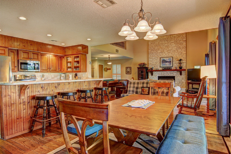Dining, Blue Diamond Retreat by RedAwning, Comal