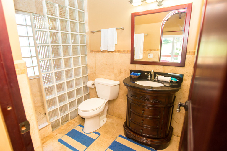 Bathroom 4, Stunning Coral View Home with Oceanfront Pool by RedAwning, Roatán