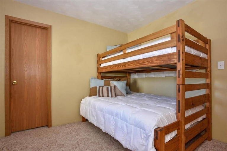 Bedroom 3, Seven Springs 4 BR Premium Condo, Sleeps 9 by RedAwning, Somerset