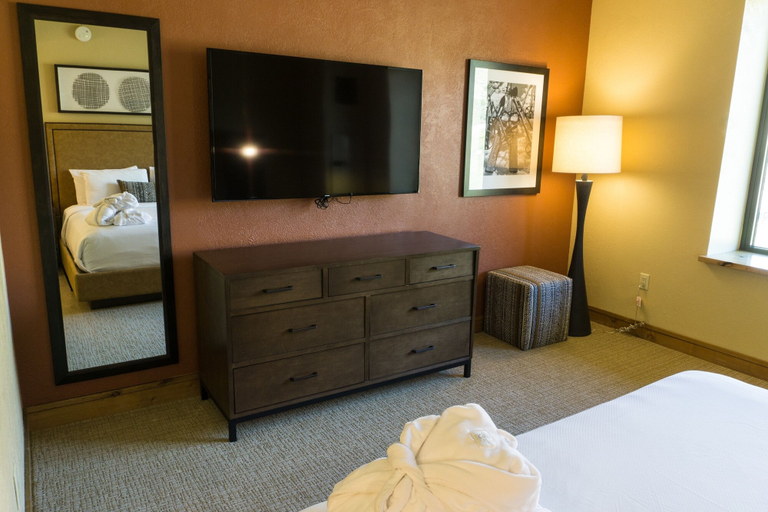 Room 4, Updated Studio w Full Kitchen Spacious Living Room by RedAwning, Summit