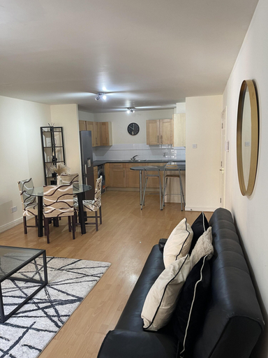 Others 4, Spacious 1-bed Apartment in London sea View, London