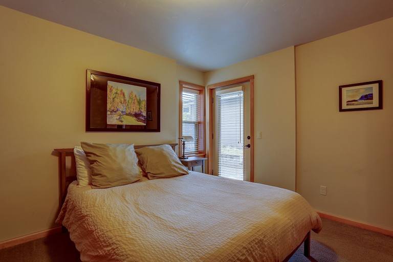 Room 4, Hutson's Hideaway 1 Bedroom Apts by RedAwning, Hood River