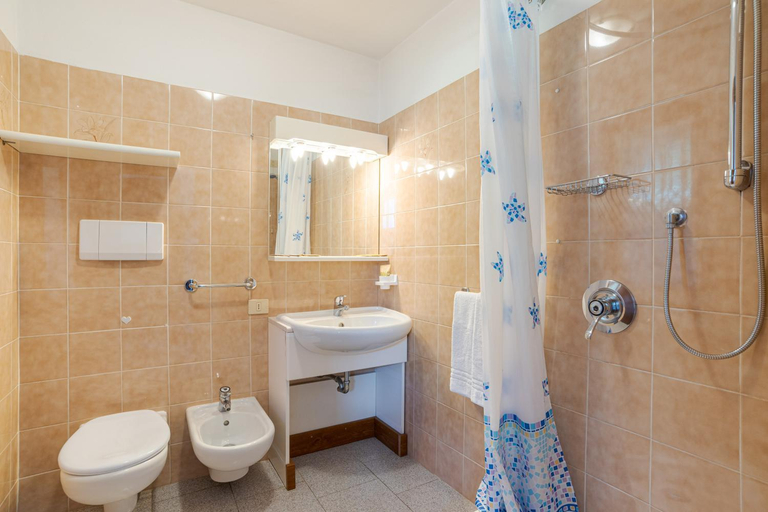 Bathroom 2, Lake View CORI Apartments, Como