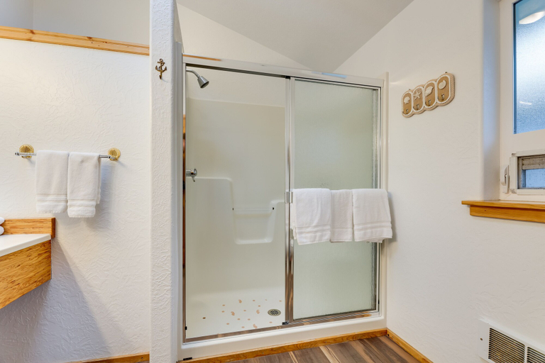Bathroom, Sanderling Sea Cottages, Unit 11, Lincoln