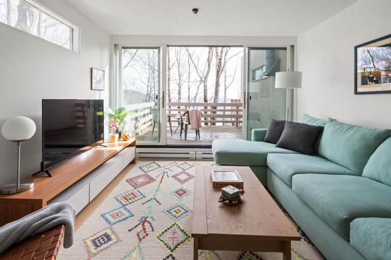 22 Village Run 3 Bedroom Condo by RedAwning, Washington