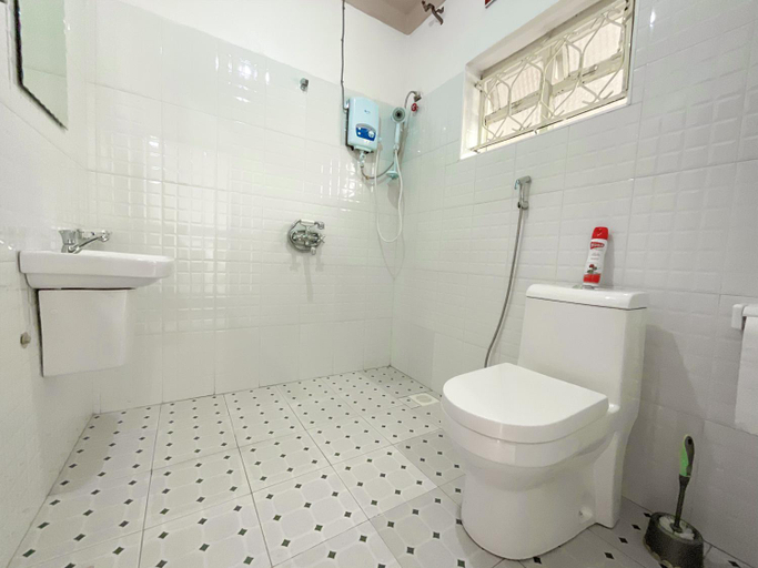 Bathroom 2, Agape House, Kisoro