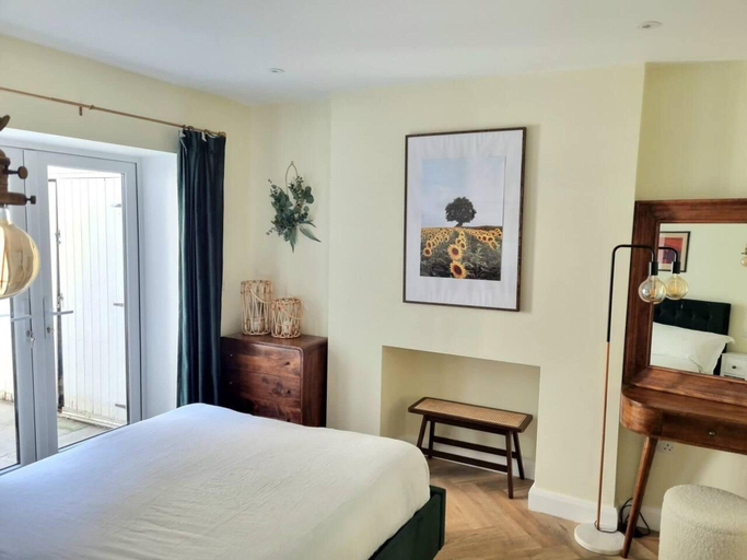Bedroom 3, Spacious & Renovated 1-bed Garden Flat in London, London
