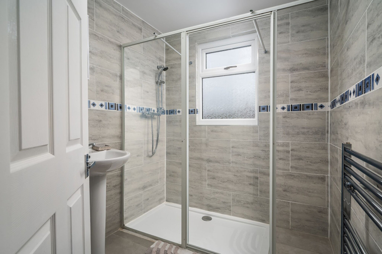 Bathroom 3, Immaculate 5-bed House in Leeds, Leeds
