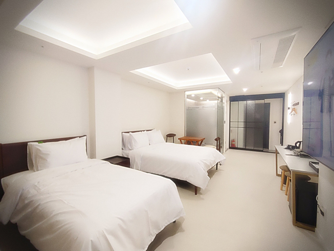 Bedroom 2, Bluebird Hotel, Yeonsu