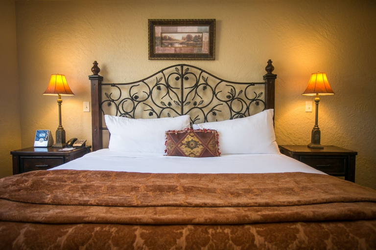 Room 4, Stay in Comfort while Enjoying Valley Views by RedAwning, Summit