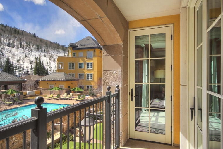 Property grounds 4, Luxury 2BR+Den Ritz-Carlton Residence by RedAwning, Eagle