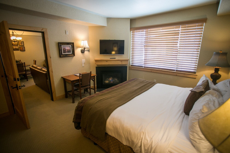 Room 4, Silverado Lodge with Fireplaces and Pool Views by RedAwning, Summit