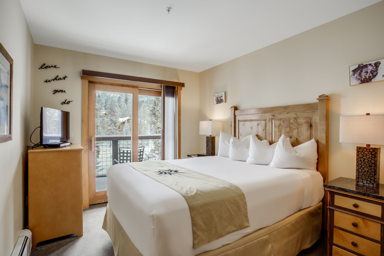 Room 4, Springs 8860, Summit