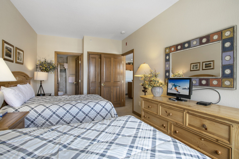 Room 4, 224 Chapel Square 2 Bedroom Condo by RedAwning, Eagle