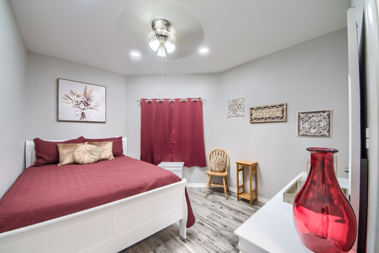 Room 3, Wine & Dine IC 309 2 Bedroom Condo by RedAwning, Comal