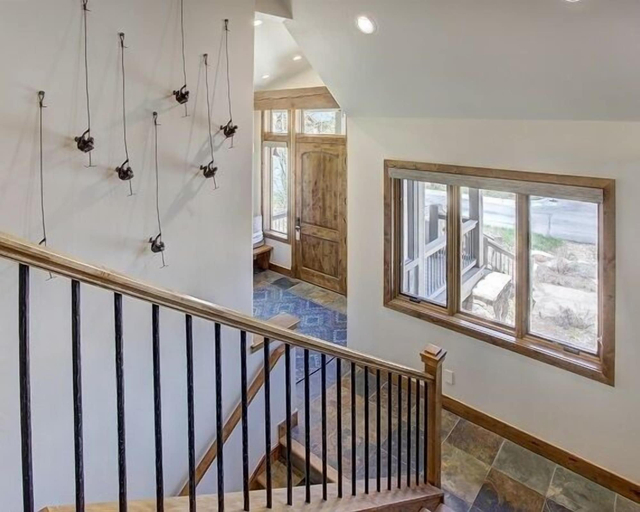 Interior, Settlers Creek 6466, Summit