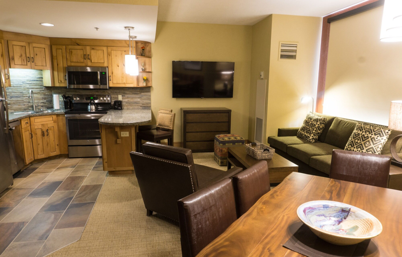 Private kitchen 3, Updated Studio w Full Kitchen Spacious Living Room by RedAwning, Summit