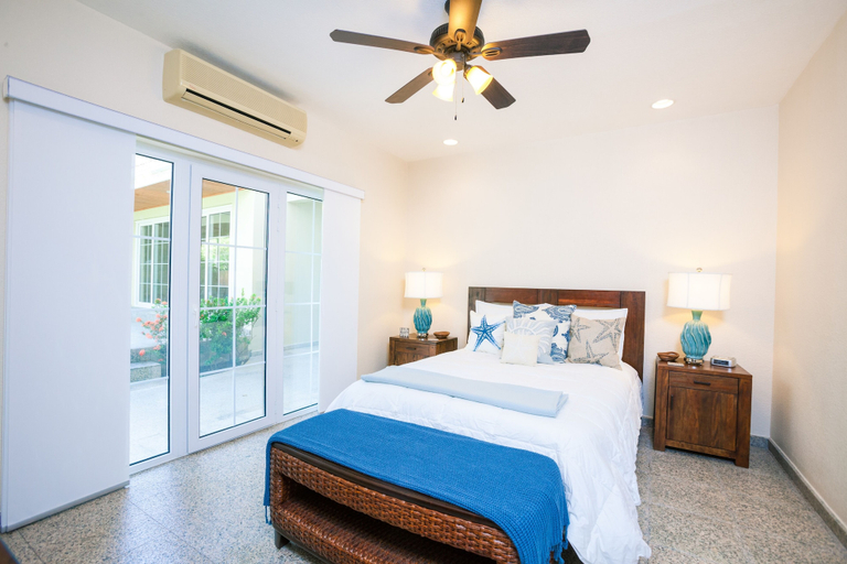 Bedroom 2, Lawson Rock - Angelfish 100, Roatán