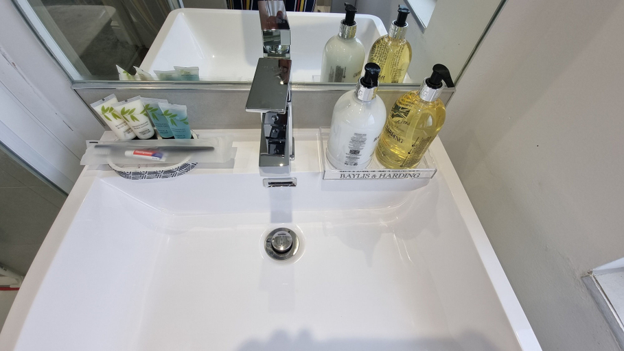 Bathroom 3, St Albans Stylish Suite With Kitchenette, Hertfordshire