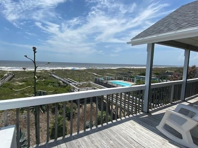 Balcony 2, Due South - 5 Br Home, Brunswick