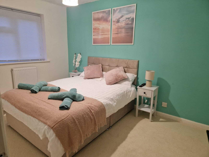 Bedroom 2, Stunning 3-bed Home Near City Centre, Chic Comfort, Birmingham