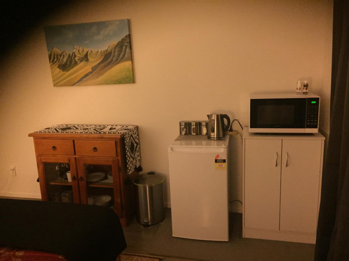 Others 4, Accommodation in Frimley, Hastings city