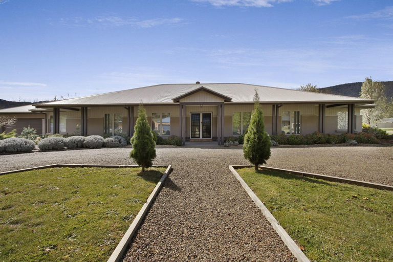 Collins Retreat - 4 Bedroom home with Pool, Alpine - East