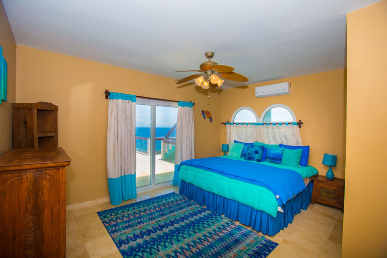 Bedroom 3, Stunning Coral View Home with Oceanfront Pool by RedAwning, Roatán