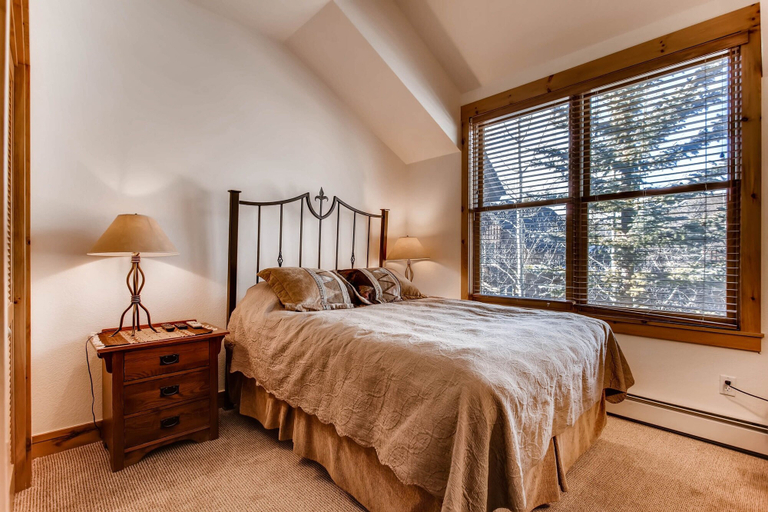 Room 4, Ski Tip Townhomes 8713, Summit
