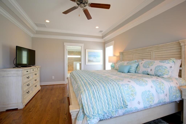 Room 5, Absolute Paradise 5 Bedroom Home by RedAwning, Brunswick