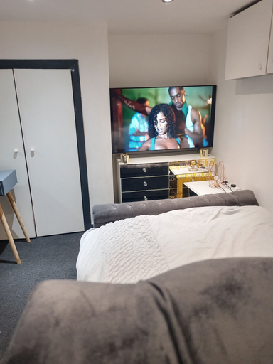 Bedroom 3, Beautiful En-suite Studio in Leeds -lower Floor, Leeds