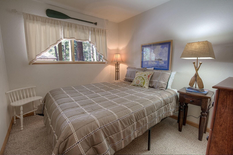 Room 5, Whispering Wood 3 Bedroom Home by RedAwning, Washoe
