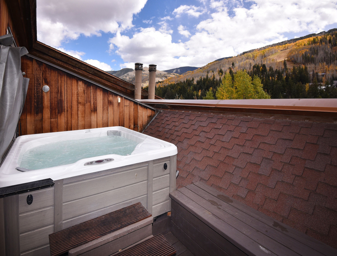 Outdoor spa tub, Lionshead Centre #307 3 Bedroom Condo by RedAwning, Eagle