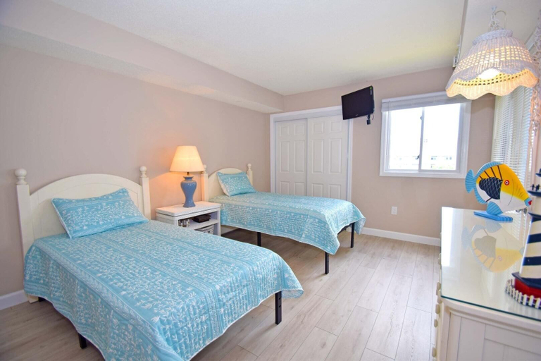 Room 5, Seascape-heron Harbour 200-9 2 Bedroom Condo by RedAwning, Worcester