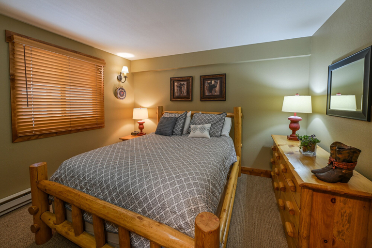 Room 5, 5th Floor 2bd/2ba Condo With Magnificent Views 2 Bedroom Condo by RedAwning, Gunnison