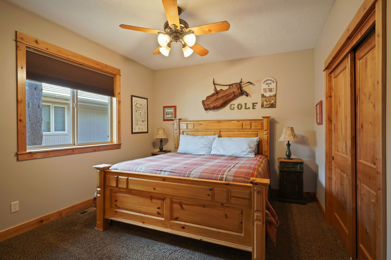 Room 5, 5 Vine Maple 6 Bedroom Home by RedAwning, Deschutes
