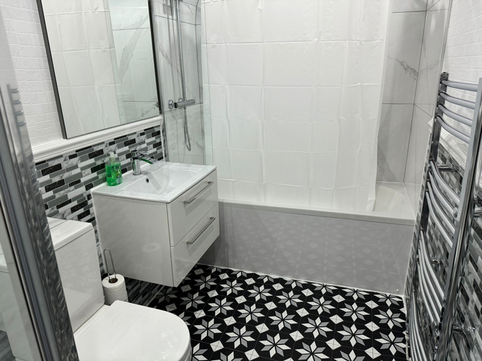 Bathroom, Stunning 3-bedroom in Rishton, Lancashire