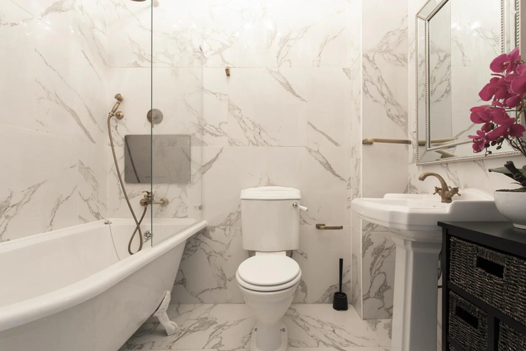 Bathroom 4, London Apartment- 4 Bedrooms-garden and Parking, London