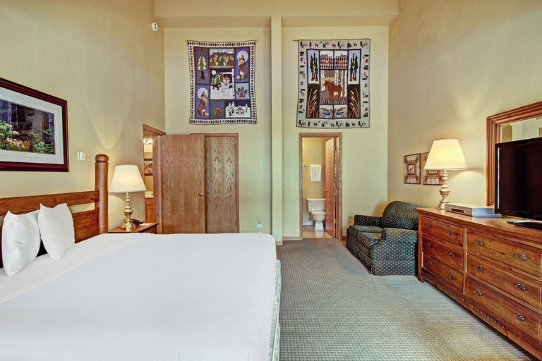 Room 4, Charming 2br Steps To Snow-capped Adventures + Main St 2 Bedroom Condo by RedAwning, Summit