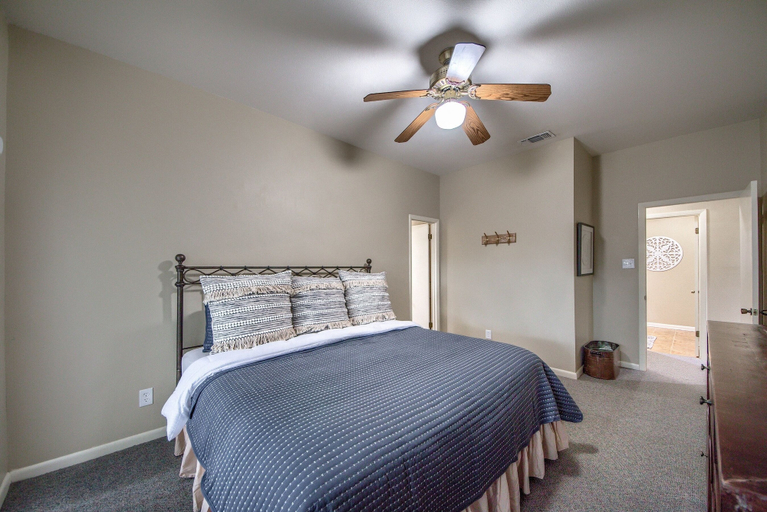 Room 3, River's Edge CWB206 by RedAwning, Comal