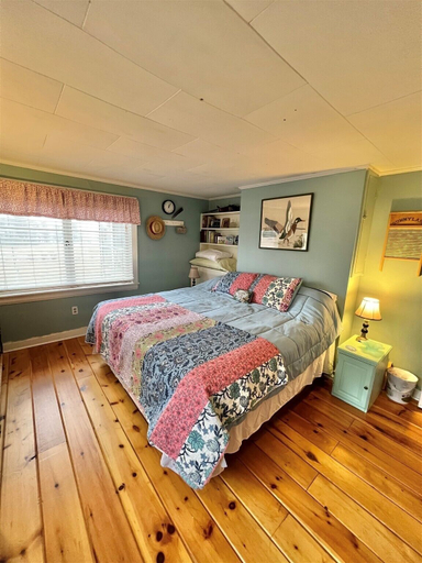 Room 3, Mary's Lakeview - Limit 10 4 Bedroom Home by RedAwning, Cumberland