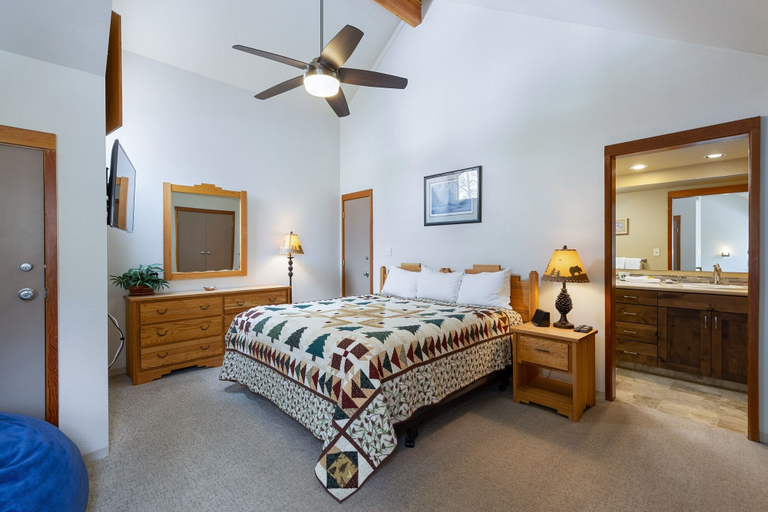 Room 5, 1610 Quicksilver 2 Bedroom Condo by RedAwning, Summit