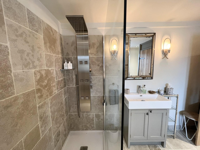 Bathroom 2, Fabulous Barn in Great Wolford, Moreton in Marsh, Gloucestershire