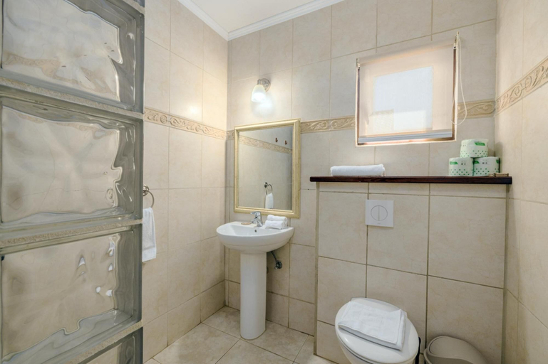 Bathroom 3, 4BR Villa Short Walk to Beach in Amazing Location