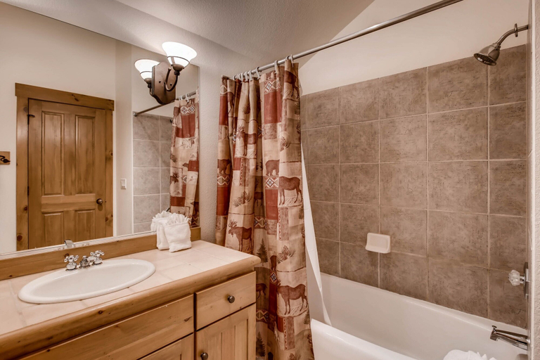 Bathroom 3, Ski Tip Townhomes 8713, Summit