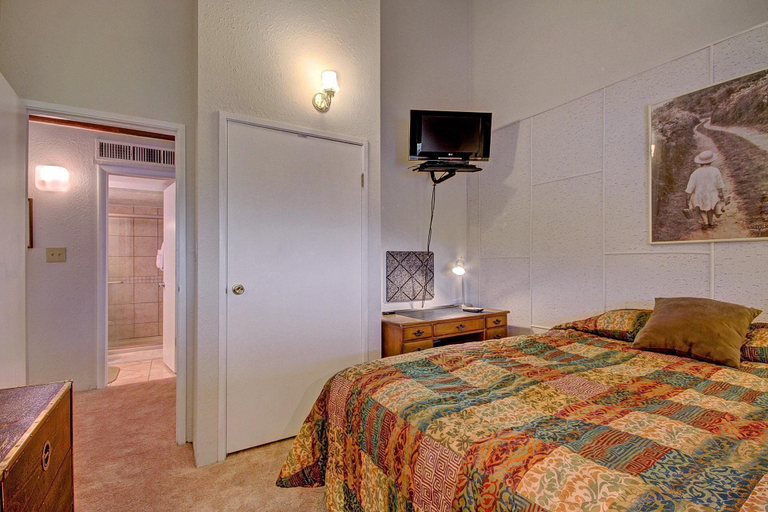 Room 5, Alpenrose 303 2 Bedroom Condo by RedAwning, Summit